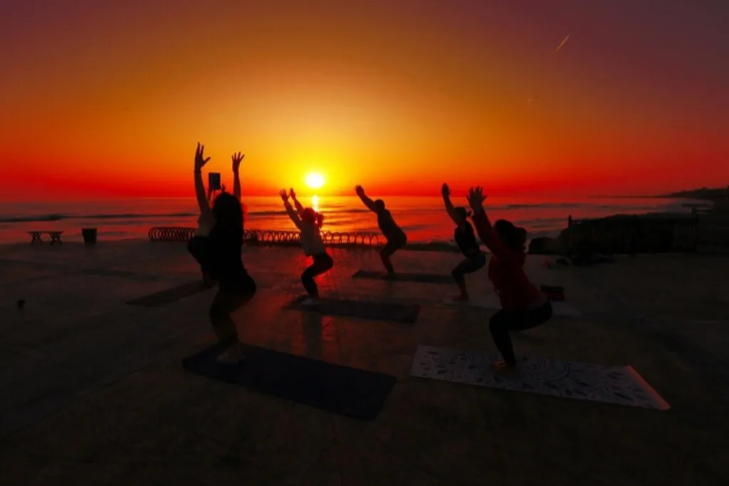 Samsun'da salgının etkisinden kurtulmak isteyen kadınlar Karadeniz kıyısında yoga yaparak güne başlıyor - Resim 12
