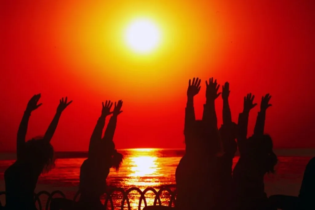 Samsun'da salgının etkisinden kurtulmak isteyen kadınlar Karadeniz kıyısında yoga yaparak güne başlıyor - Resim 14