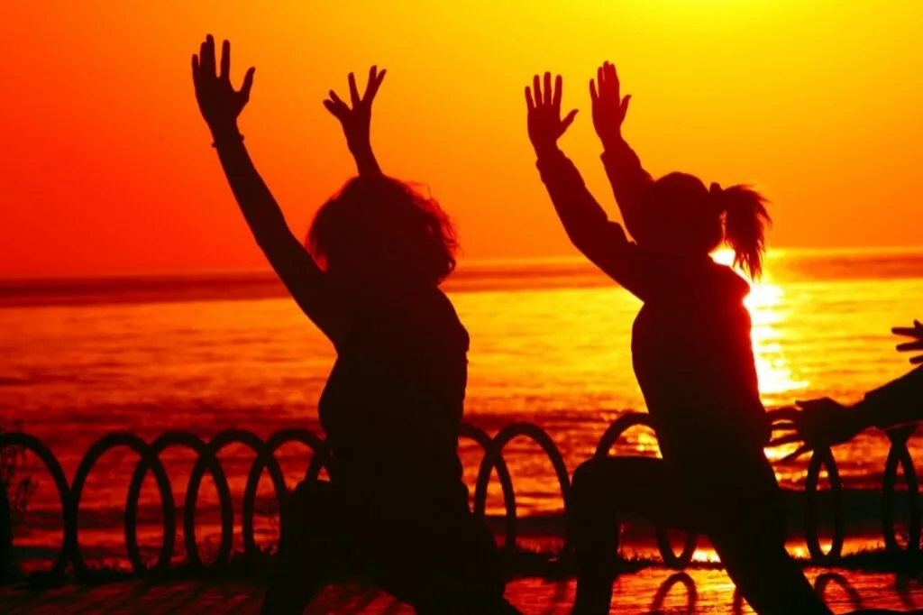 Samsun'da salgının etkisinden kurtulmak isteyen kadınlar Karadeniz kıyısında yoga yaparak güne başlıyor - Resim 15