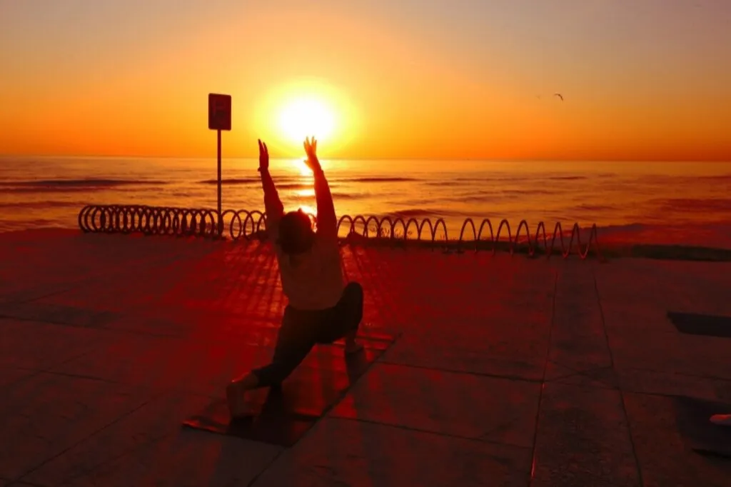 Samsun'da salgının etkisinden kurtulmak isteyen kadınlar Karadeniz kıyısında yoga yaparak güne başlıyor - Resim 16