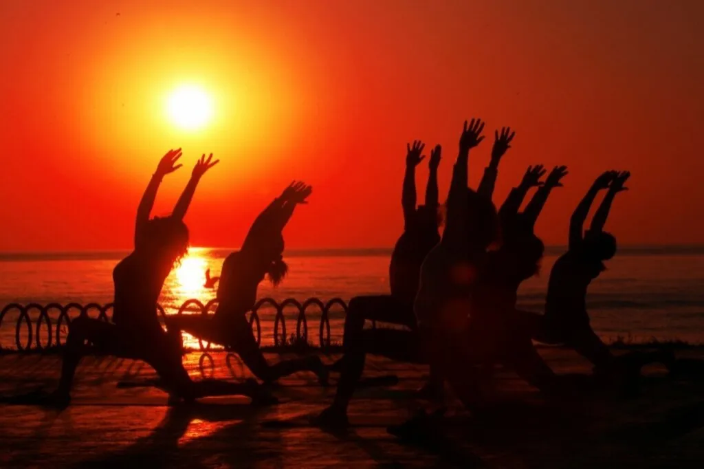 Samsun'da salgının etkisinden kurtulmak isteyen kadınlar Karadeniz kıyısında yoga yaparak güne başlıyor - Resim 19