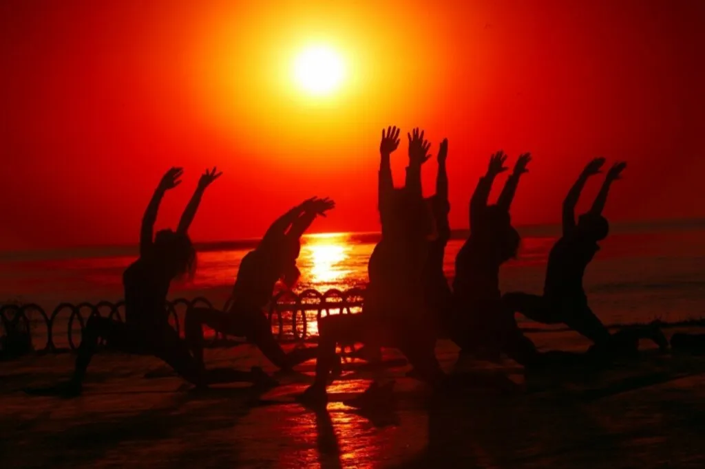 Samsun'da salgının etkisinden kurtulmak isteyen kadınlar Karadeniz kıyısında yoga yaparak güne başlıyor - Resim 20