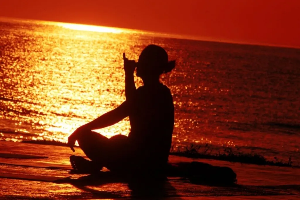 Samsun'da salgının etkisinden kurtulmak isteyen kadınlar Karadeniz kıyısında yoga yaparak güne başlıyor - Resim 33
