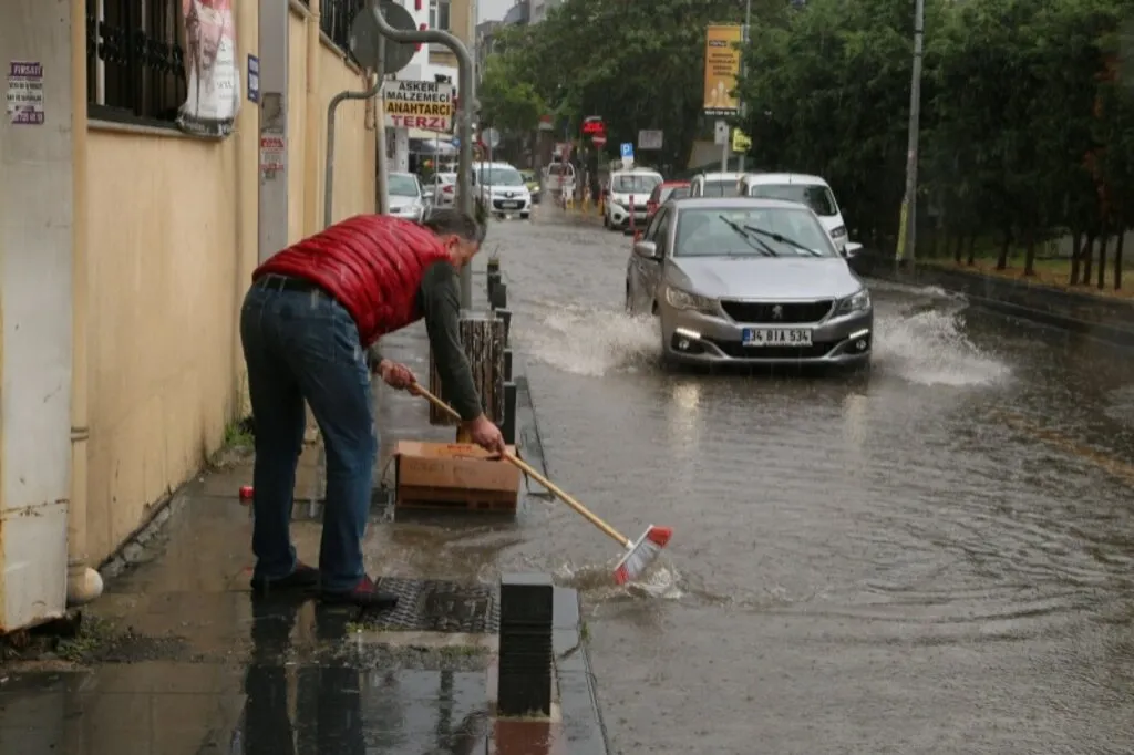 SAMSUN'DAKİ YAĞMUR CADDELERİ DEREYE ÇEVİRDİ - Resim 2