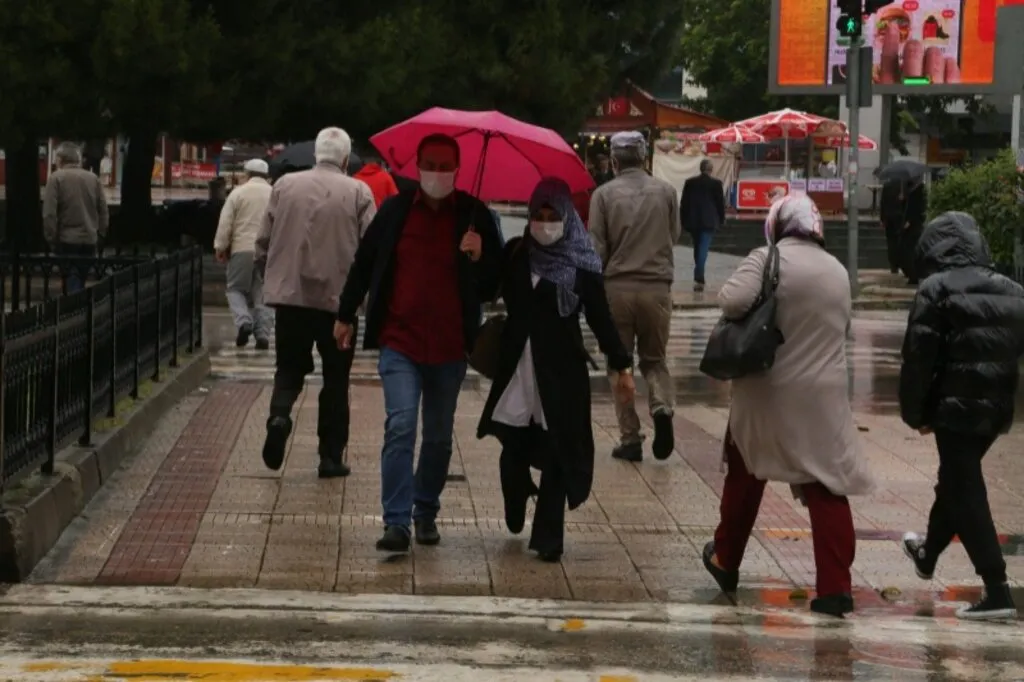 SAMSUN'DAKİ YAĞMUR CADDELERİ DEREYE ÇEVİRDİ - Resim 4