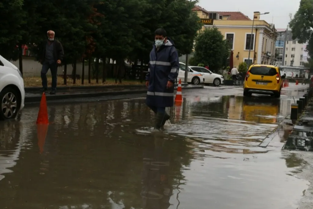 SAMSUN'DAKİ YAĞMUR CADDELERİ DEREYE ÇEVİRDİ - Resim 5