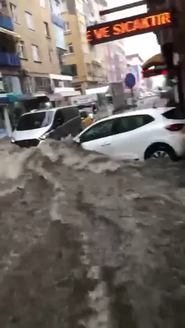 SAMSUN'DAKİ YAĞMUR CADDELERİ DEREYE ÇEVİRDİ - Resim 8