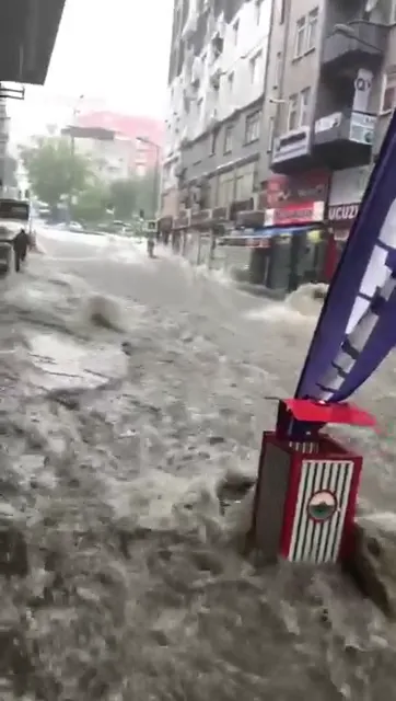 SAMSUN'DAKİ YAĞMUR CADDELERİ DEREYE ÇEVİRDİ - Resim 11