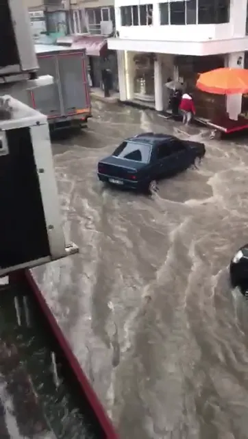 SAMSUN'DAKİ YAĞMUR CADDELERİ DEREYE ÇEVİRDİ - Resim 12