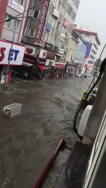 SAMSUN'DAKİ YAĞMUR CADDELERİ DEREYE ÇEVİRDİ - Resim 14