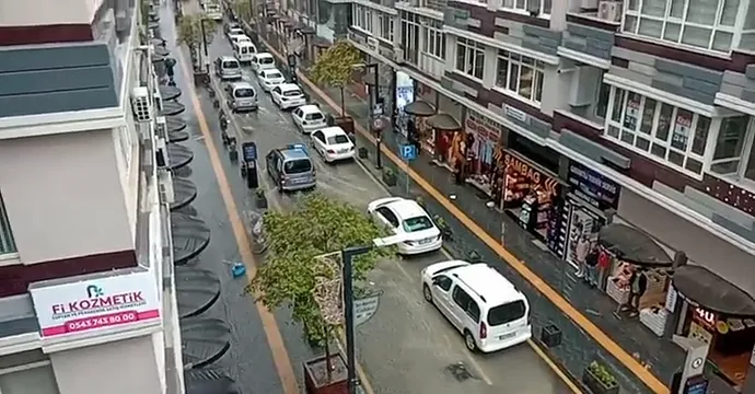 SAMSUN'DAKİ YAĞMUR CADDELERİ DEREYE ÇEVİRDİ - Resim 20
