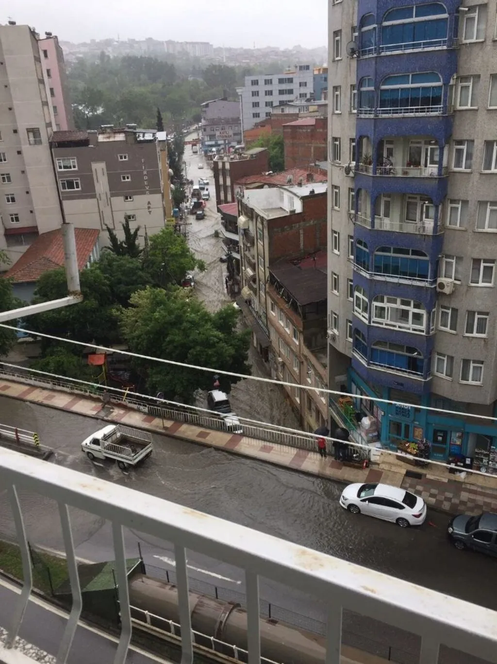 SAMSUN'DAKİ YAĞMUR CADDELERİ DEREYE ÇEVİRDİ - Resim 25