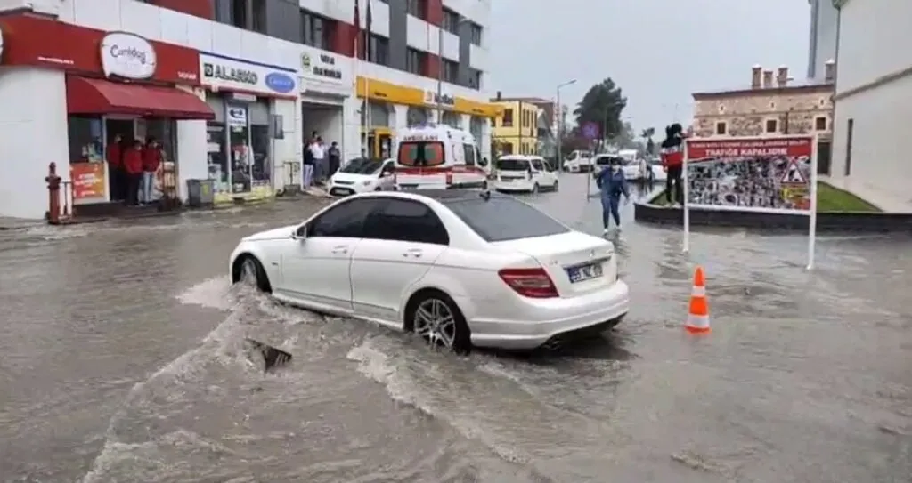 SAMSUN'DAKİ YAĞMUR CADDELERİ DEREYE ÇEVİRDİ - Resim 26
