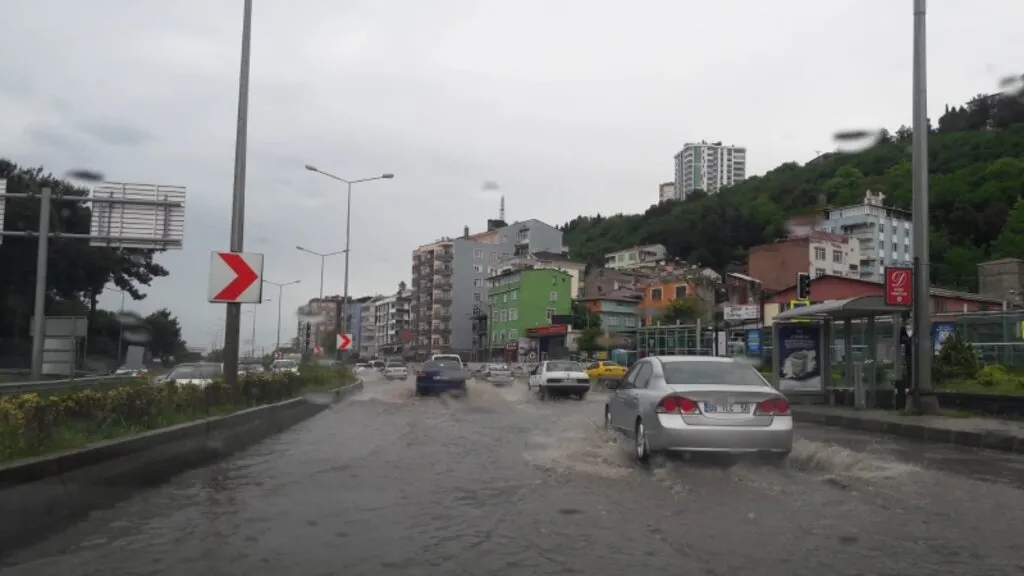 SAMSUN'DAKİ YAĞMUR CADDELERİ DEREYE ÇEVİRDİ - Resim 27
