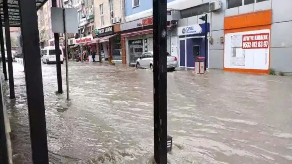SAMSUN'DAKİ YAĞMUR CADDELERİ DEREYE ÇEVİRDİ - Resim 29
