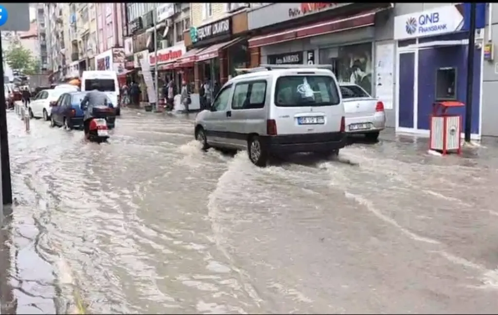 SAMSUN'DAKİ YAĞMUR CADDELERİ DEREYE ÇEVİRDİ - Resim 30