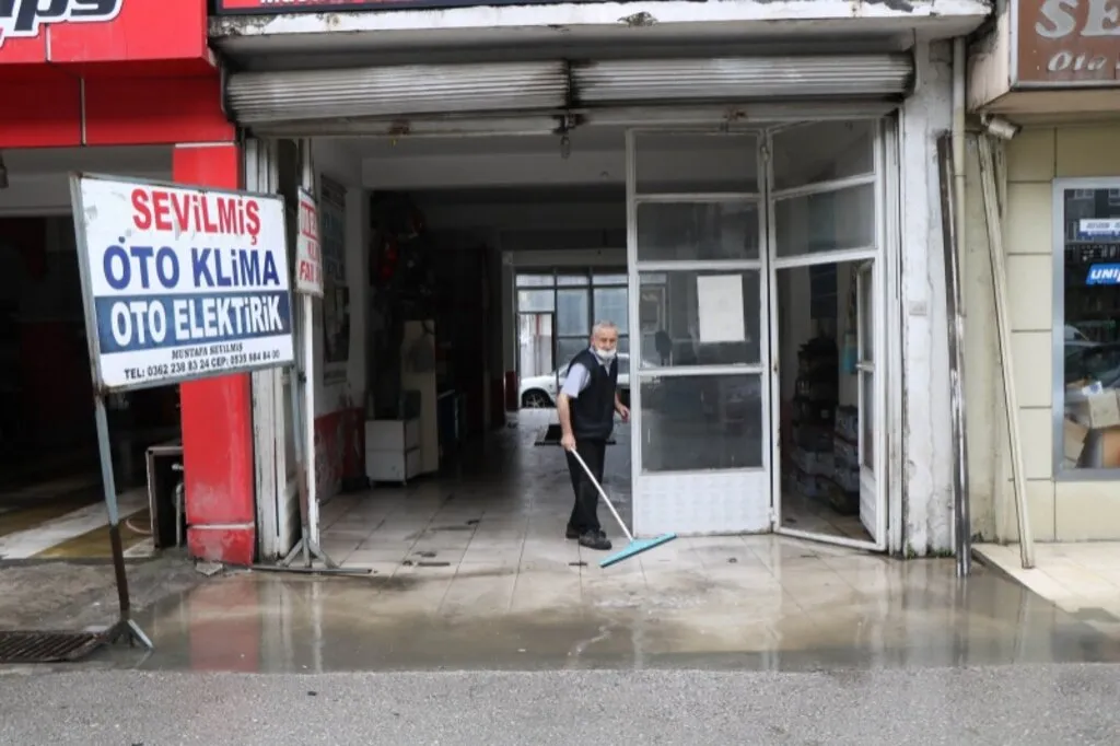 Sağanak yağış ana arterleri göle çevirdi - Resim 2
