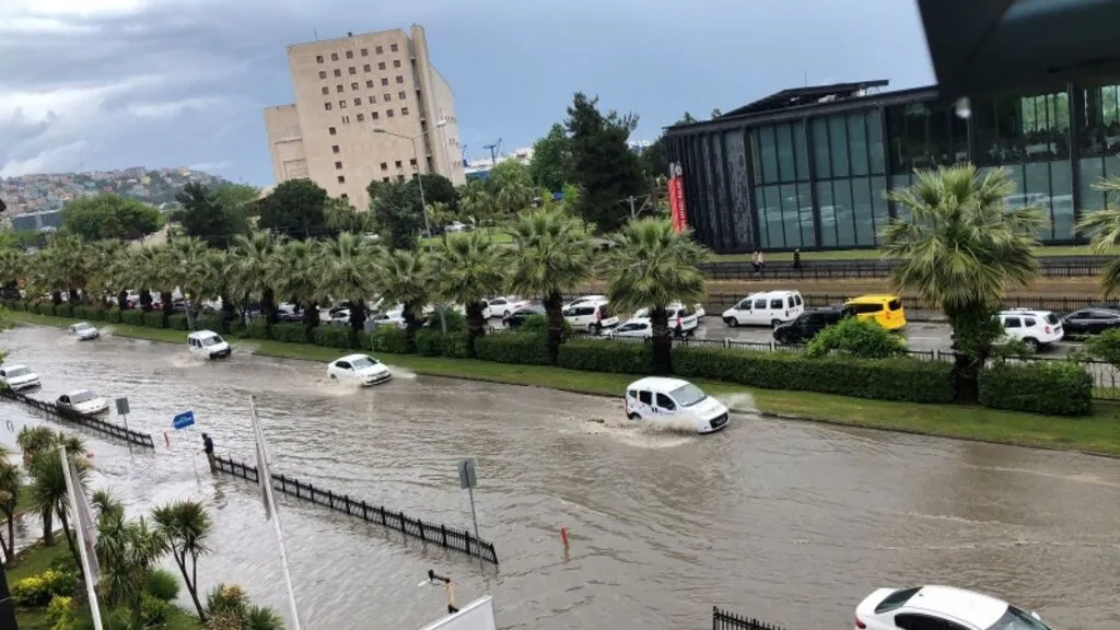 Sağanak yağış ana arterleri göle çevirdi - Resim 4