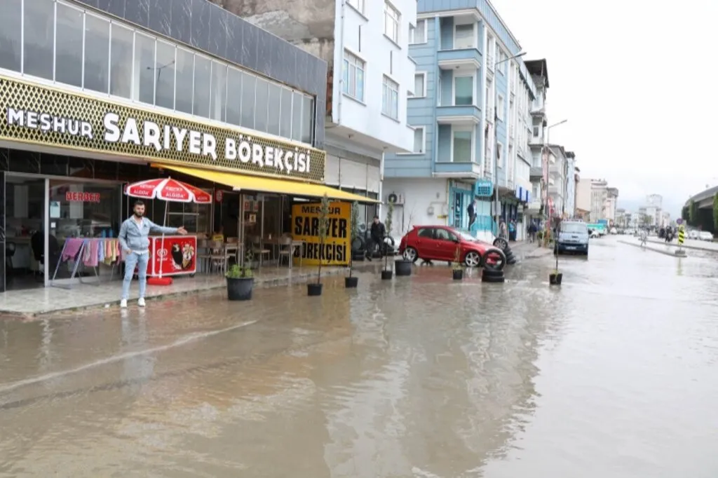 Sağanak yağış ana arterleri göle çevirdi - Resim 7