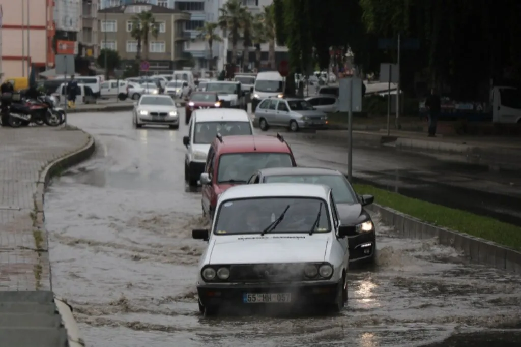 Sağanak yağış ana arterleri göle çevirdi - Resim 3