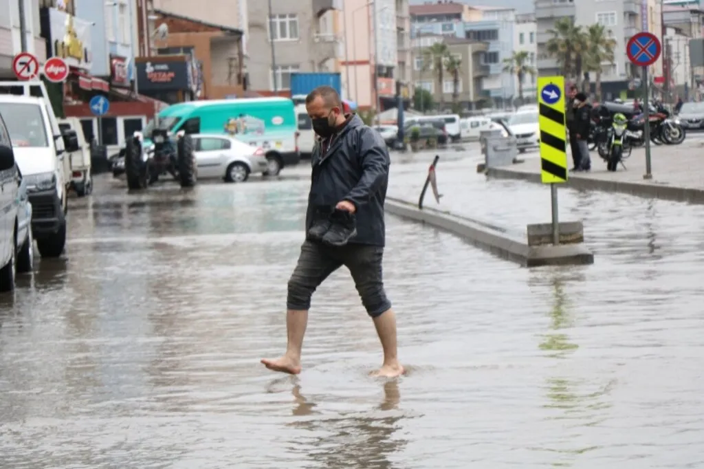 Sağanak yağış ana arterleri göle çevirdi - Resim 8