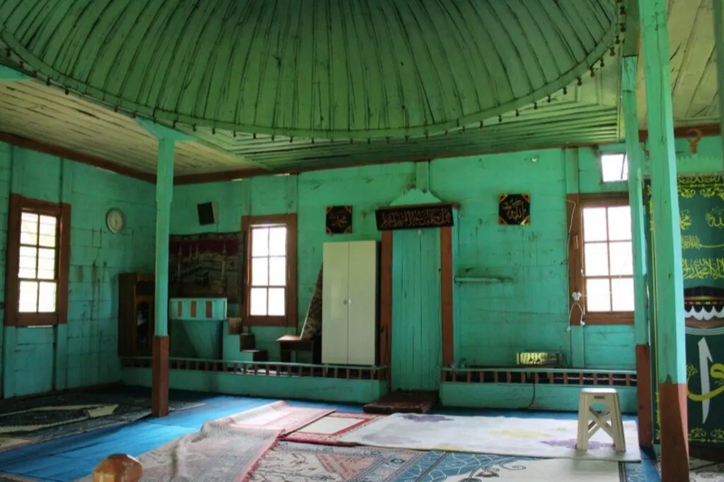 Çivisiz ahşap cami ilgi bekliyor - Resim 3
