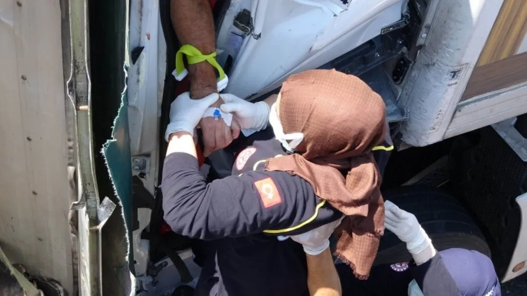 Tırlar çarpıştı: Sıkışan sürücüyü kurtarmak için zamanla yarışıldı - Resim 8