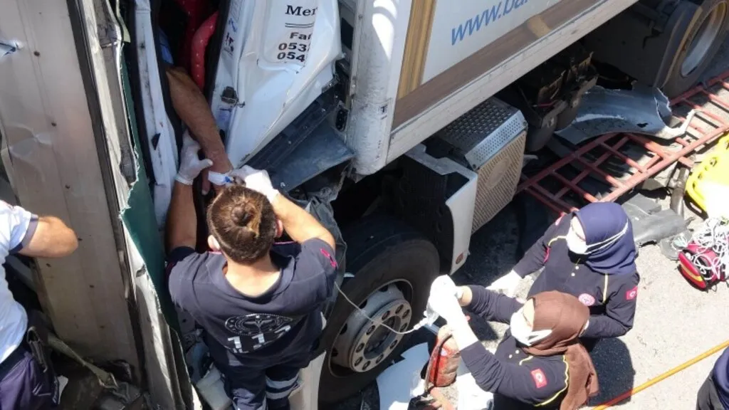 Tırlar çarpıştı: Sıkışan sürücüyü kurtarmak için zamanla yarışıldı - Resim 9