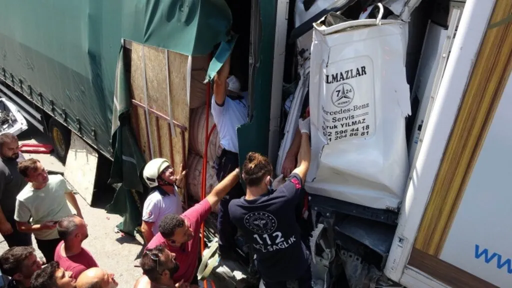 Tırlar çarpıştı: Sıkışan sürücüyü kurtarmak için zamanla yarışıldı - Resim 10