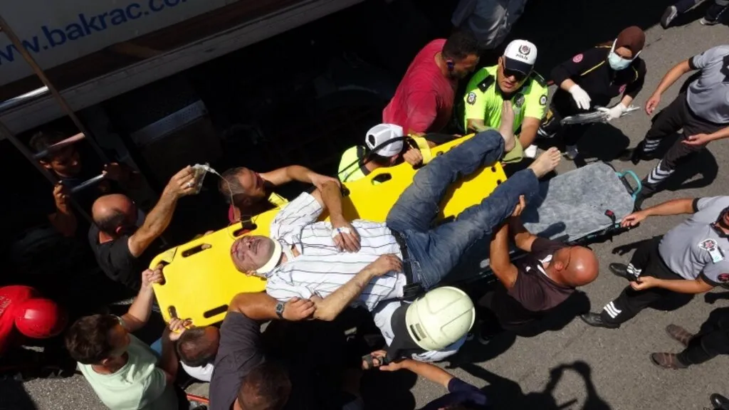 Tırlar çarpıştı: Sıkışan sürücüyü kurtarmak için zamanla yarışıldı - Resim 6