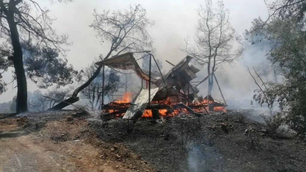Manavgat'ta hızla büyüyen yangın yerleşim alanlarına indi - Resim 2