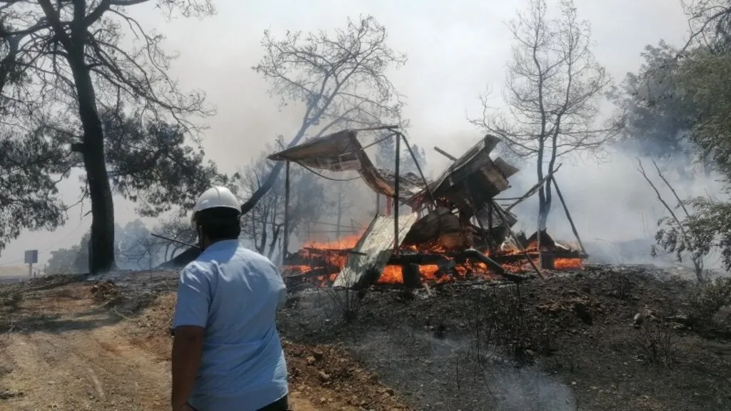 Manavgat'ta hızla büyüyen yangın yerleşim alanlarına indi - Resim 3