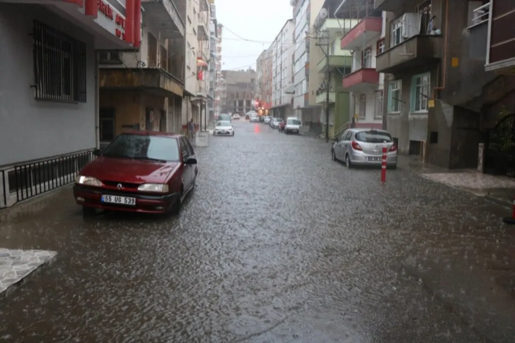 Samsun'da Sağanak Yağış Sonrası Görüntüler - Resim 8