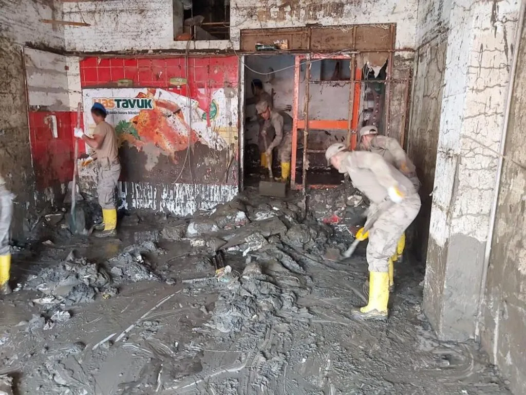 "Mavi bereliler" Bozkurt'ta vatandaşların yaralarını sarmak için çaba sarf ediyor - Resim 6