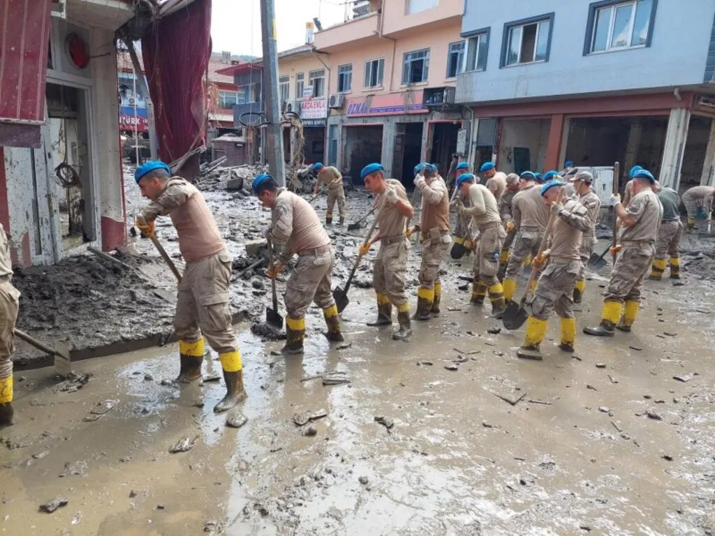 "Mavi bereliler" Bozkurt'ta vatandaşların yaralarını sarmak için çaba sarf ediyor - Resim 7