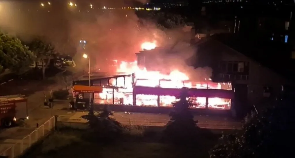 Samsun'da 2 kişinin öldürüldüğü bar gece yakıldı - Resim 1