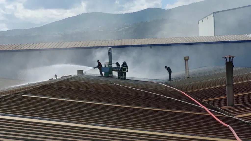 Samsun'da otomotiv fabrikasında yangın: 19 işçi hastanelik oldu - Resim 1