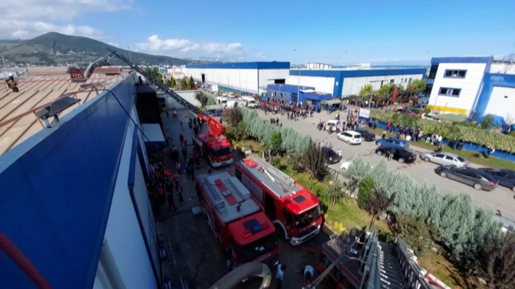 Samsun'da otomotiv fabrikasında yangın: 19 işçi hastanelik oldu - Resim 5