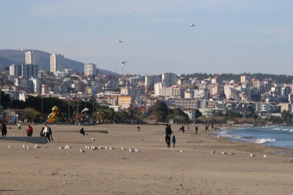 Samsun’da sıcaklık 20 dereceyi görünce sahiller şenlendi - Resim 5