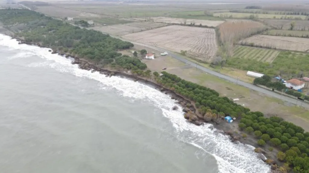 Hırçın Karadeniz 150 metre kumsalı yuttu, evler tehdit altında - Resim 5