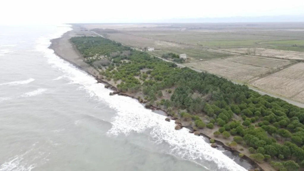 Hırçın Karadeniz 150 metre kumsalı yuttu, evler tehdit altında - Resim 13