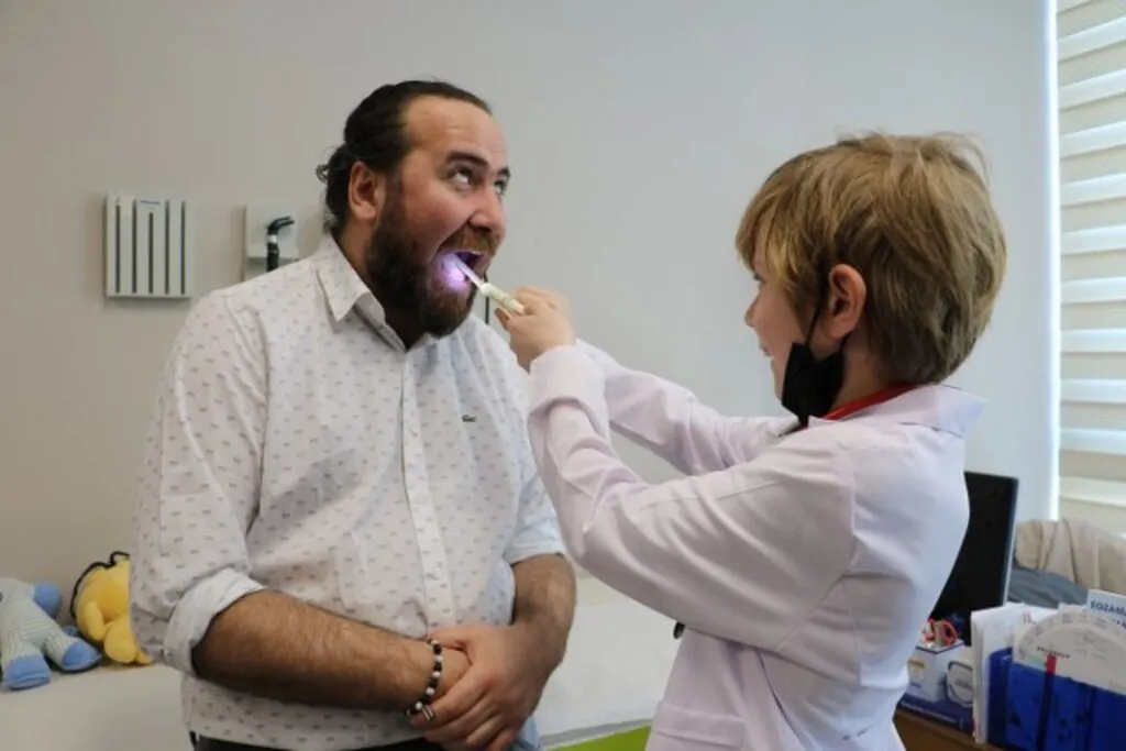 Minikler doktor oldu, sağlıkçılarla şarkılar söyledi - Resim 1