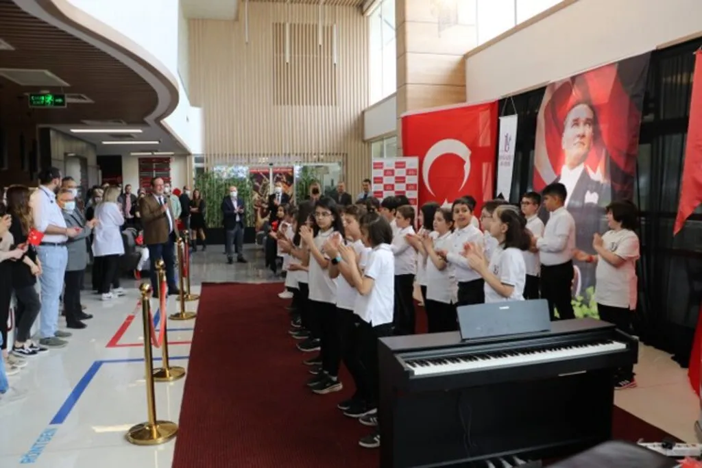 Minikler doktor oldu, sağlıkçılarla şarkılar söyledi - Resim 4