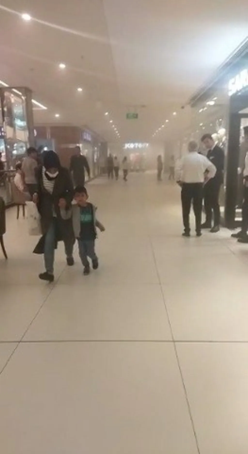 AVM'de göçük... Bir mağazanın tavanı çöktü, büyük panik yaşandı - Resim 3