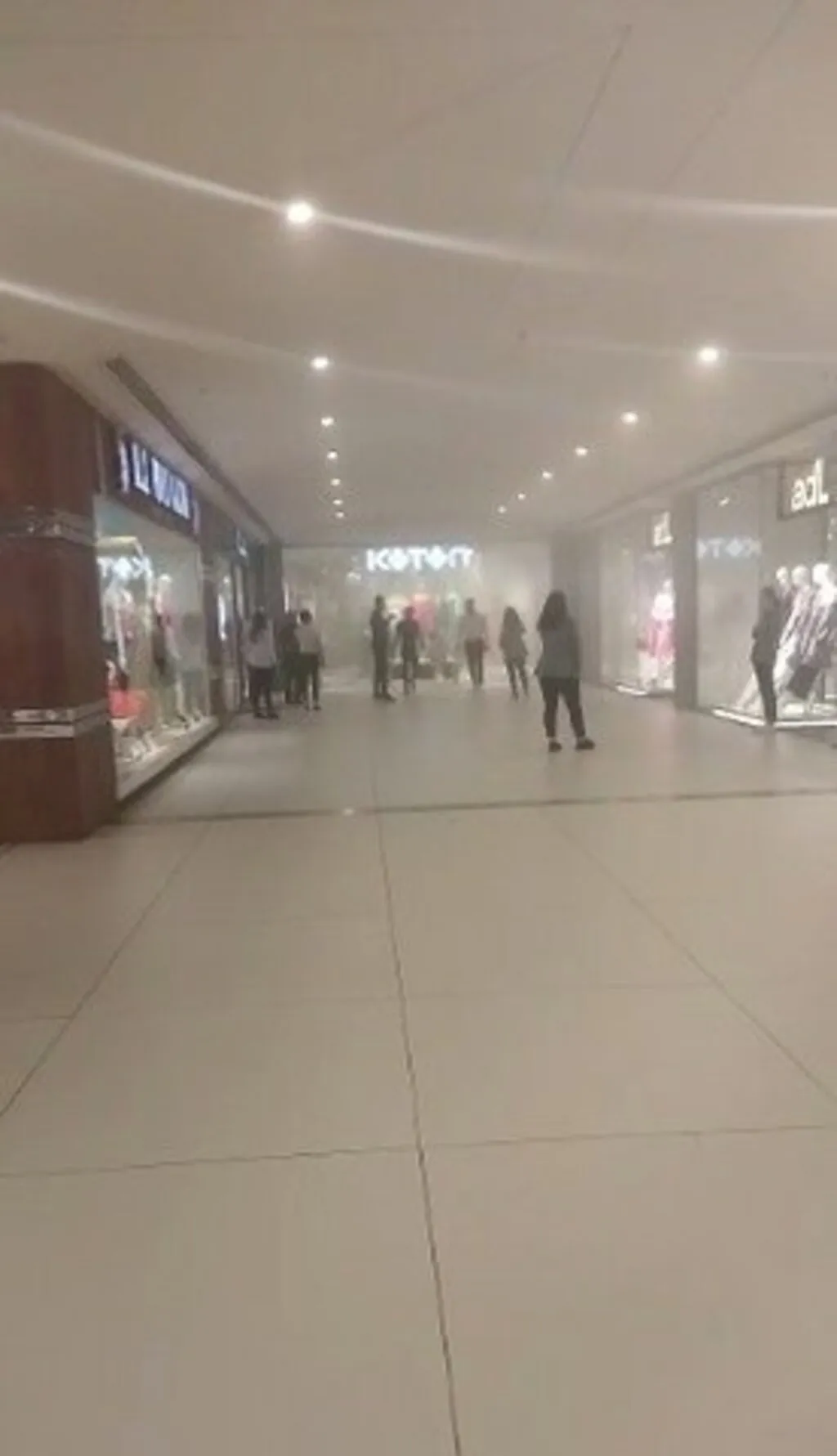 AVM'de göçük... Bir mağazanın tavanı çöktü, büyük panik yaşandı - Resim 4