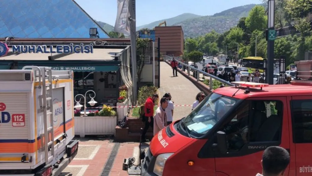 AVM'de göçük... Bir mağazanın tavanı çöktü, büyük panik yaşandı - Resim 6
