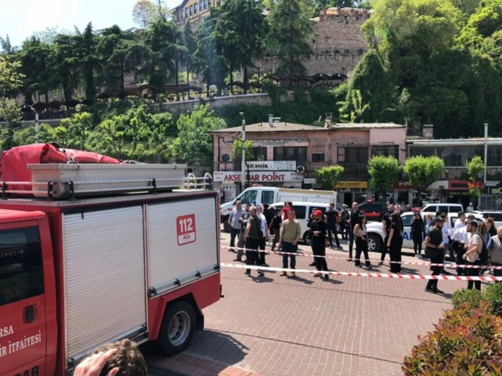 AVM'de göçük... Bir mağazanın tavanı çöktü, büyük panik yaşandı - Resim 7