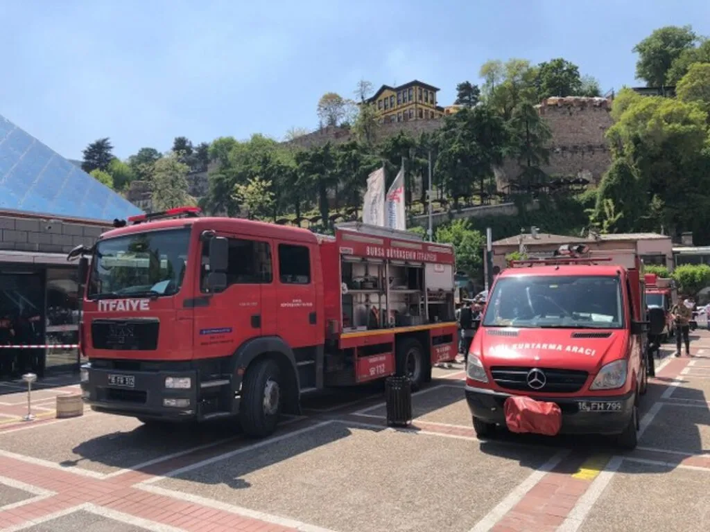 AVM'de göçük... Bir mağazanın tavanı çöktü, büyük panik yaşandı - Resim 8