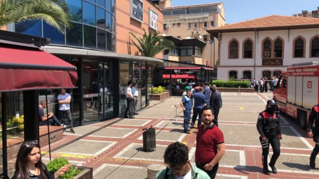 AVM'de göçük... Bir mağazanın tavanı çöktü, büyük panik yaşandı - Resim 9