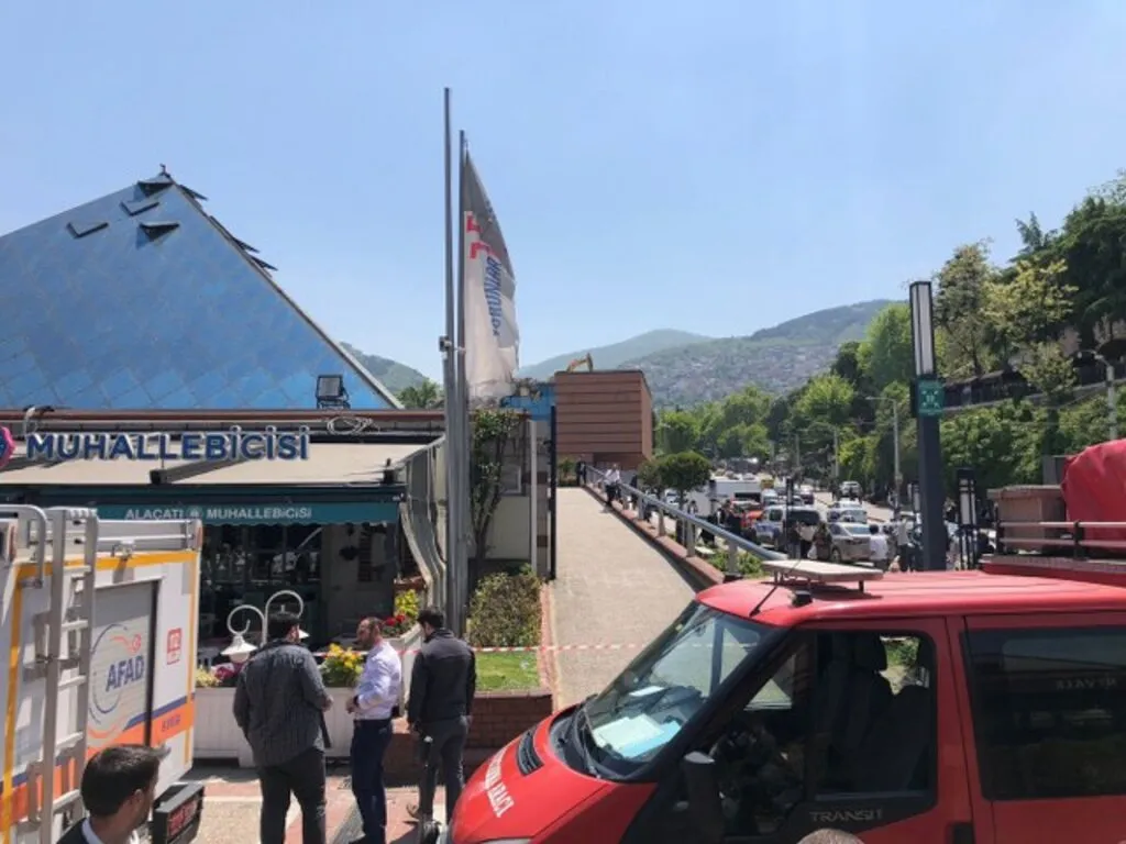 AVM'de göçük... Bir mağazanın tavanı çöktü, büyük panik yaşandı - Resim 10